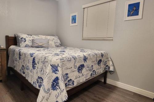 克利尔沃特The Salty Cove IRB的一间卧室配有一张带蓝白色毯子的床