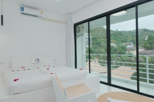 Ka RornMoonE的带浴缸的白色浴室和大窗户