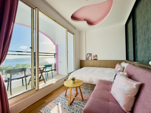 南湾南灣陽光皮小妞 Pii hostel的一间卧室设有一张床和一个大窗户