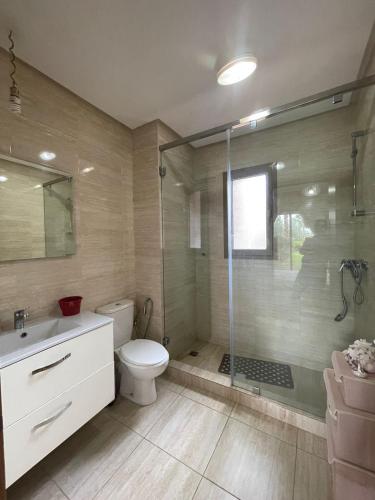 马拉喀什Prestigia Marrakech的一间带卫生间和玻璃淋浴间的浴室