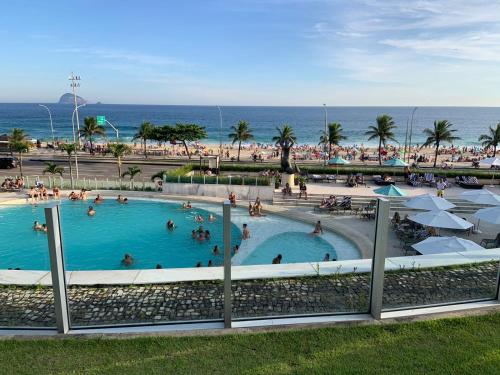 里约热内卢Hotel Nacional RJ - Vista Mar的一群人在海滩附近的游泳池里