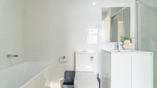 悉尼Central Canterbury Charm Sky View Free Parking的白色的浴室设有水槽和镜子