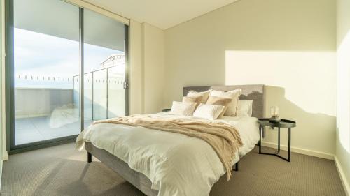 悉尼Central Canterbury Charm Sky View Free Parking的一间卧室设有一张床和一个大窗户