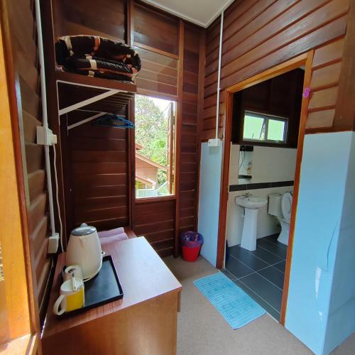 PedasD'Bukit Forest的一间带卫生间和水槽的小浴室