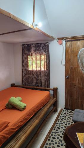莫阿尔博阿Nirvana Bamboo & Dive resort的一间卧室,床上有一只绿色的填充动物