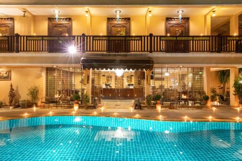 清迈@清迈酒店- SHA Extra Plus的一座大型游泳池,位于酒店大楼内