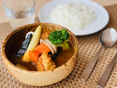 札幌Tmark City Hotel Sapporo Odori的桌上一碗汤,上面放着蔬菜和米饭