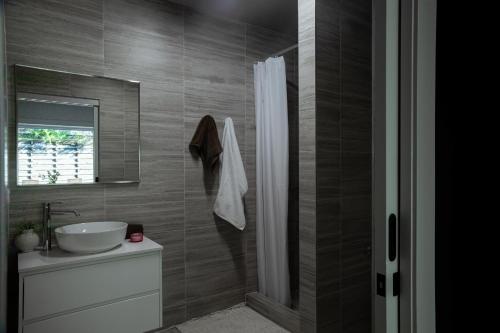索伦托Sorrento Lodge的一间带水槽和镜子的浴室