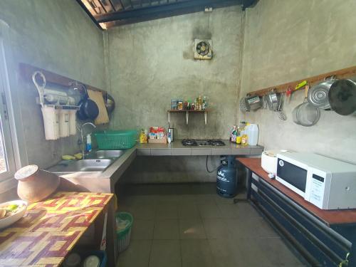 Ban Thung PongPai happyvillage_yeon的带微波炉和水槽的小厨房