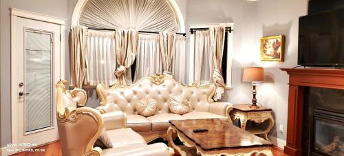 维多利亚Angel 3的客厅配有白色沙发和壁炉