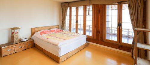 丽水市Korea Traditional Hotel O Dong Jae的一间设有床铺的卧室,位于带窗户的房间内