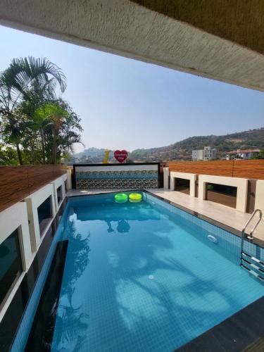 罗纳瓦拉THE PERFECT STAYS: CHOUDHARY VILLA的屋顶上的游泳池