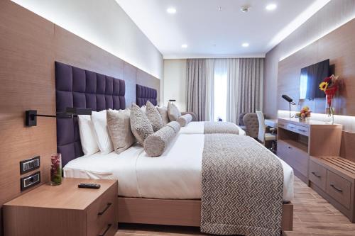 帕拉马里博Yogh Hospitality的酒店客房设有一张大床和一张书桌。