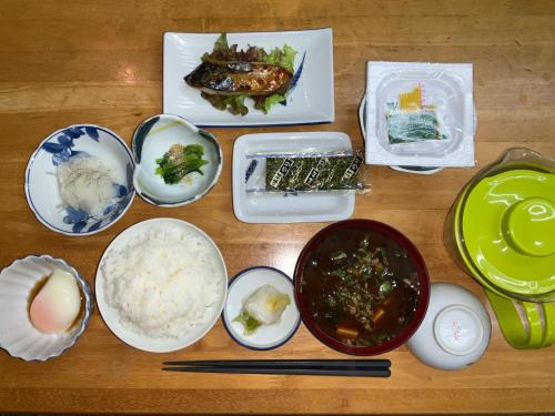 大垣静里日式商务酒店 的餐桌上放有盘子和碗的食物