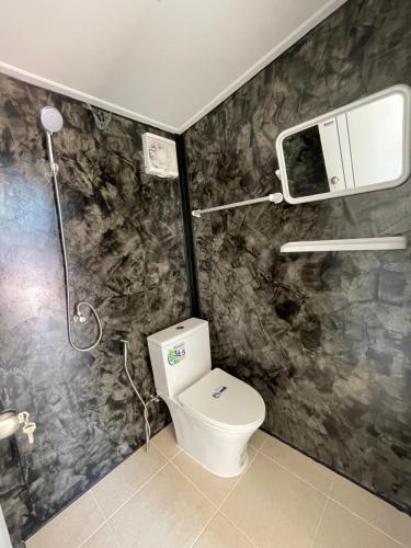 坤敬Piyaporn Guesthouse的一间带卫生间和淋浴的浴室