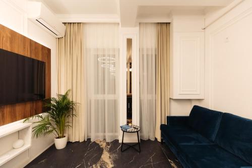 巴亚马雷Onix Residence的客厅设有蓝色的沙发和窗户。
