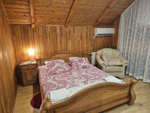 叶尔加瓦Upeslīči atpūtai的一间卧室配有一张床和一把椅子