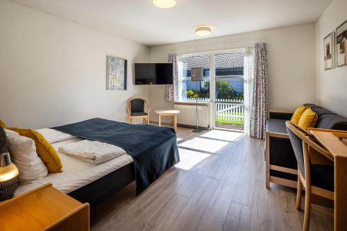 灵克宾Fjordgaarden - Kurbad - Hotel - Konference的一间卧室设有一张床和一间用餐室
