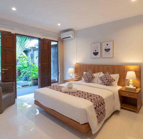 坎古Echo Suji Villa的一间卧室配有一张带两盏灯的床和一扇窗户。