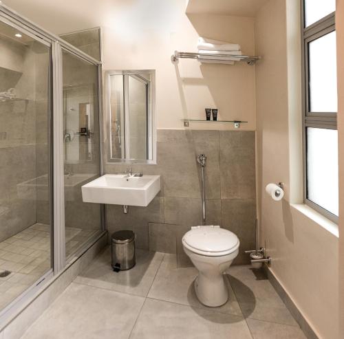 德班潘若迪酒店的浴室配有卫生间、盥洗盆和淋浴。