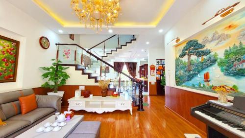 大叻Villa H Flower Đà Lạt的带沙发和钢琴的客厅