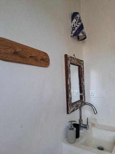 拉穆Pwani House - Lamu Seafront的浴室设有水槽和墙上的镜子