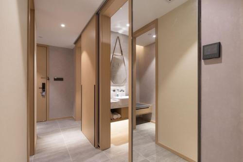 广州广州天河太古汇亚朵S酒店的一间带水槽和镜子的浴室