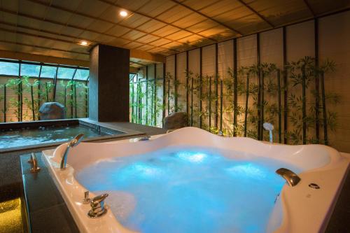 慕斯山坡住宅考艾的浴室内设有蓝色的大浴缸