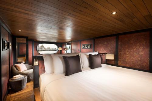 GodownLoy Pela Voyages的一间卧室,船上配有一张大床