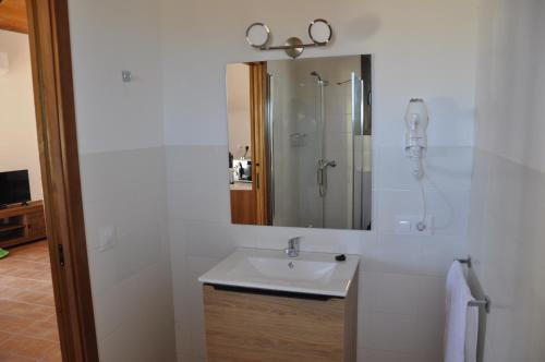 ChelesCruceros Alqueva的白色的浴室设有水槽和淋浴。