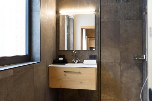 施勒肯Heimat 1495m Appartement TYP 4的一间带水槽和镜子的浴室