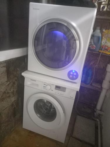 蒙得维的亚Cordón的以及带微波炉的洗衣机。