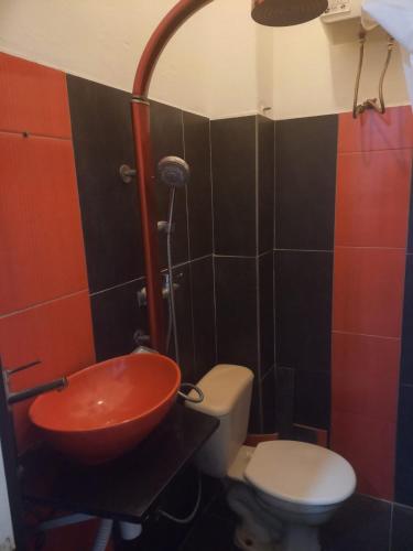 蒙得维的亚Cordón的一间带水槽和卫生间的浴室