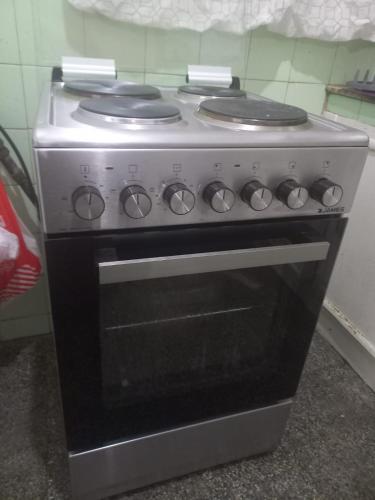 蒙得维的亚Cordón的厨房里配有炉灶烤箱