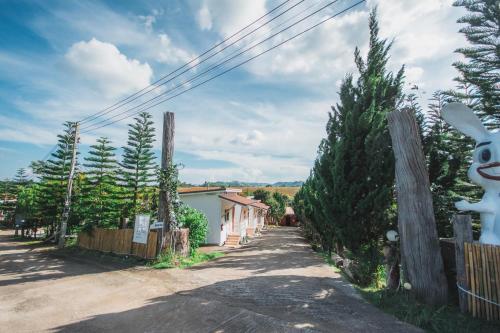 Ban Non Na YaoDE VARIS KHAOKHO的一条有栅栏的街道和一座有兔子的房子