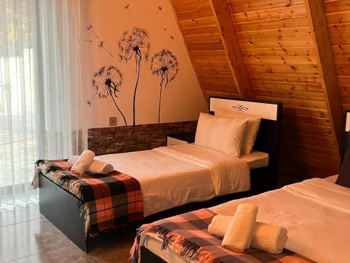 盖贝莱Qafqaz Mountain Chalet的一间卧室设有两张床和窗户。