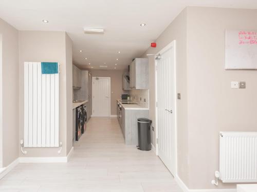 伯恩利Pass the Keys Burnley Central Hub Stylish Stay的厨房拥有白色的墙壁和白色的地板