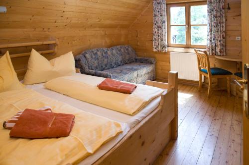 AubergGalsterbergalm Jagdhütte的一间带两张床和一张沙发的客厅