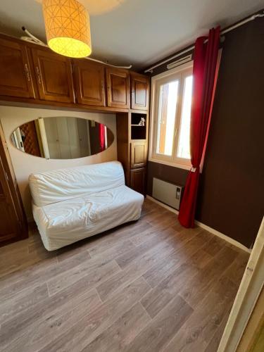 EnchastrayesLes Sources appartement T2的小房间设有床和镜子