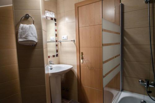伊萨韦纳河畔罗达El Balcon de Roda的一间带水槽和淋浴的小浴室