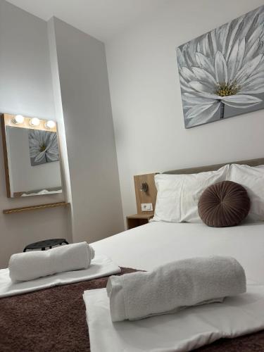 诺瓦利娅Apartmani Samec的卧室配有白色的床和2条毛巾