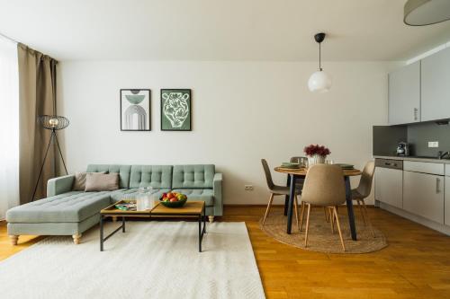 布拉迪斯拉发Business & Family Ambiente Apartments的客厅配有沙发和桌子