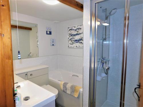 谢林汉姆Gansey Cottage的带淋浴、卫生间和盥洗盆的浴室