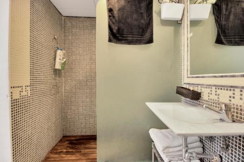 隆达GAV La Ermita的一间带水槽和淋浴的浴室