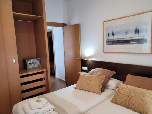 瓦伦西亚瓦伦西亚生活公寓 - 默塞德的一间小卧室,配有白色床单