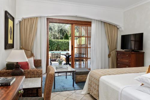 帕福斯极乐豪华酒店的一间卧室设有一张床和一间客厅。