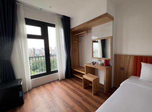 胡志明市Haven Hut Riverside Hotel的一间卧室设有一张床和一个大窗户