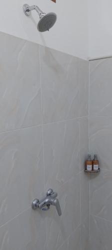 吉利阿尔parida bungalow的浴室设有水龙头淋浴。