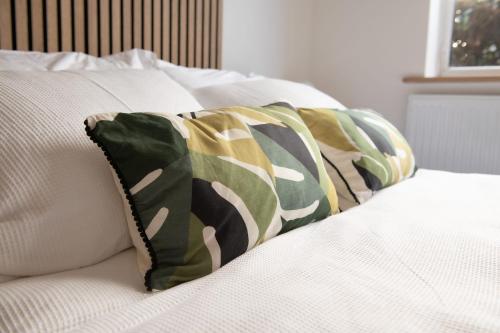 浦耳Dorset Stylish Apartment的一组枕头坐在床上