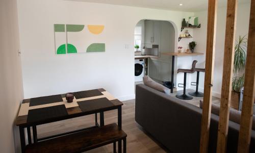 浦耳Dorset Stylish Apartment的客厅配有沙发和桌子